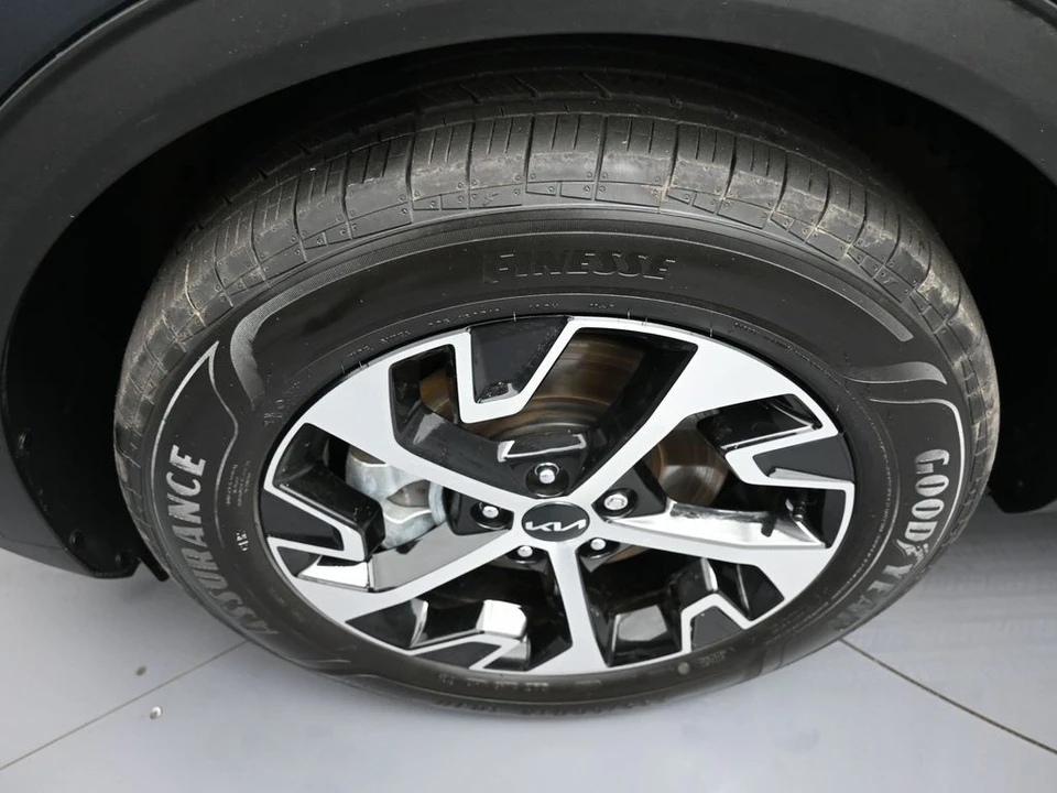 2025 Kia Sportage - Image 14 of 21