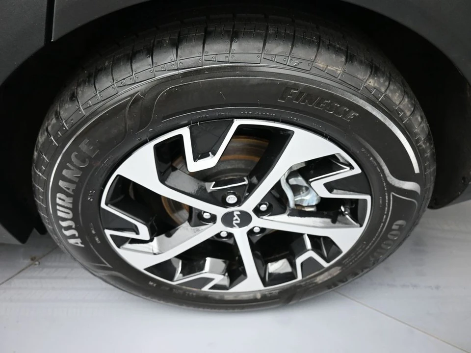 2025 Kia Sportage - Image 15 of 21