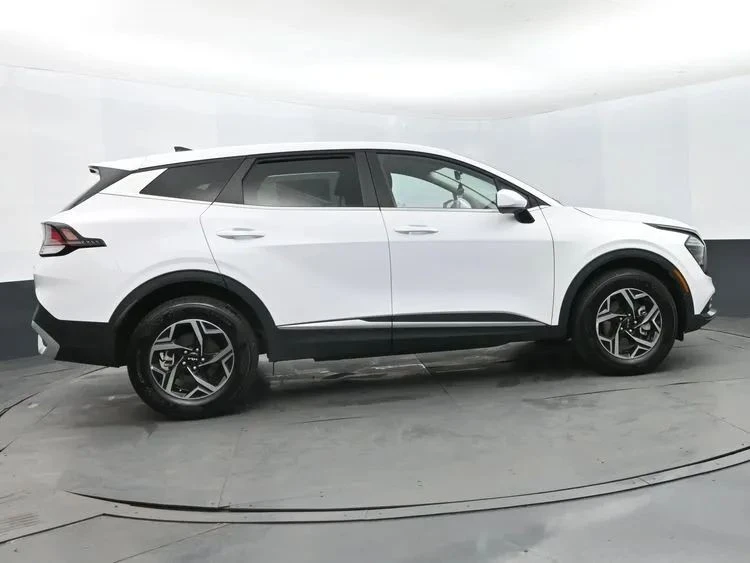 2025 Kia Sportage - Image 4 of 12