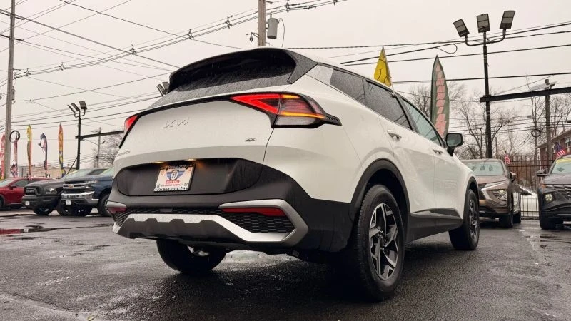 2025 Kia Sportage - Image 9 of 12