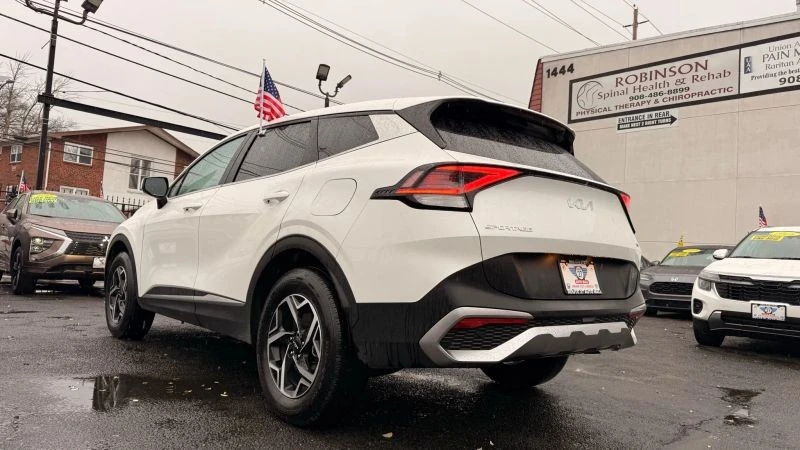 2025 Kia Sportage - Image 8 of 12