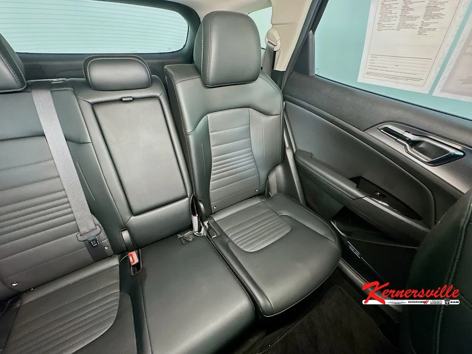 2025 Kia Sportage - Image 14 of 24