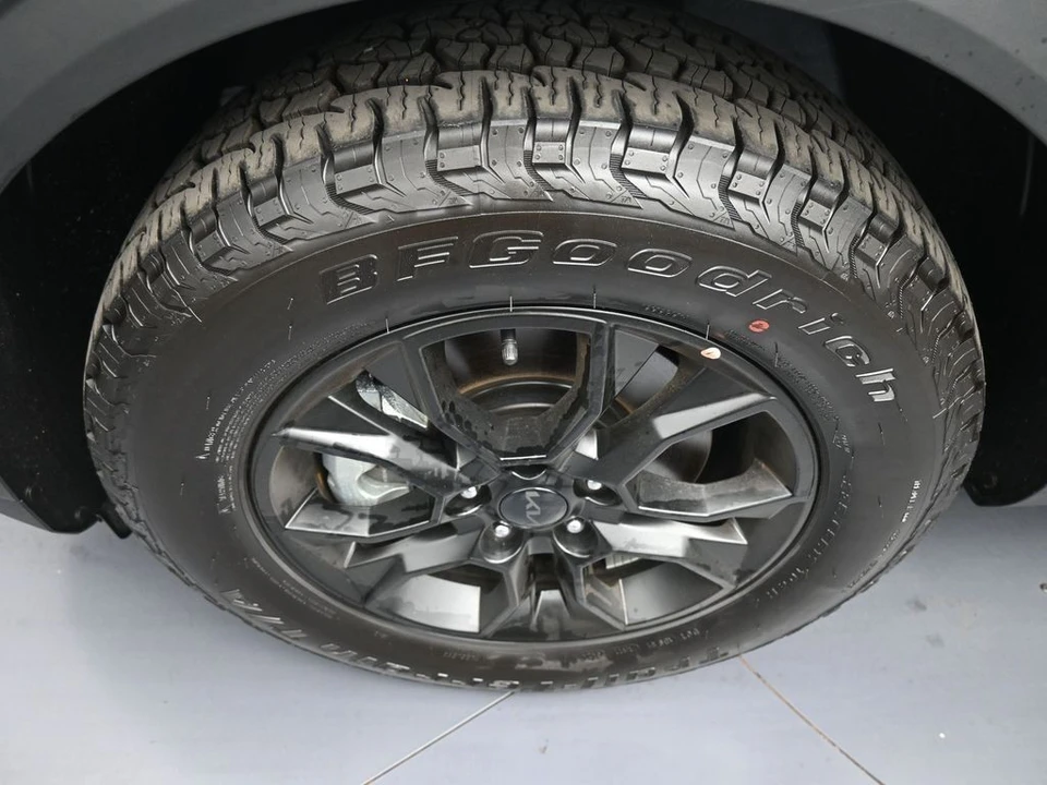 2025 Kia Sportage - Image 14 of 21