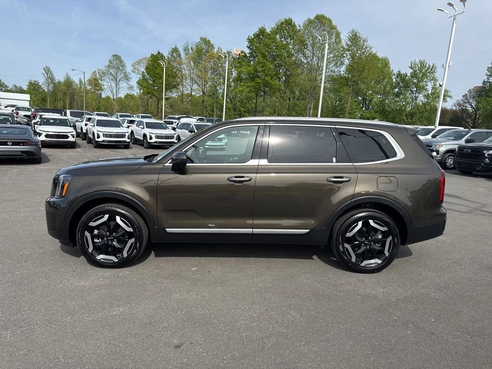 2025 Kia Telluride - Image 2 of 31