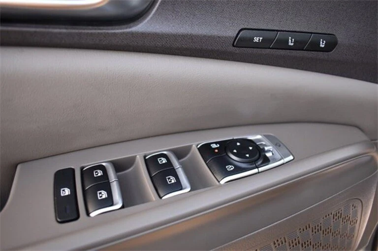 2025 Kia Carnival - Image 18 of 20