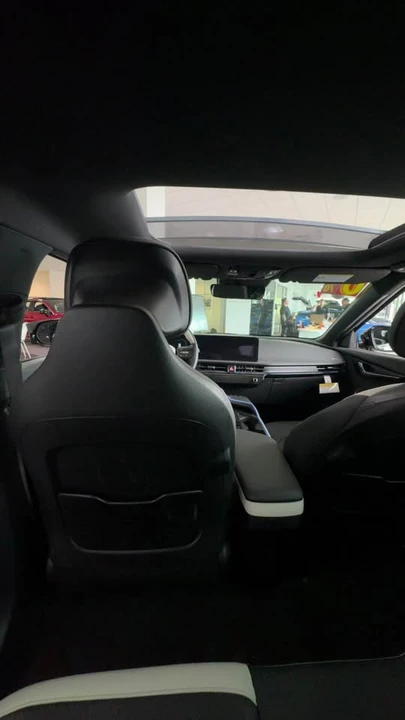 2025 Kia EV6 - Image 8 of 10