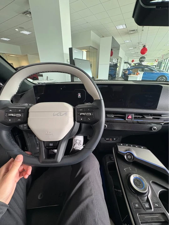 2025 Kia EV6 - Image 7 of 10