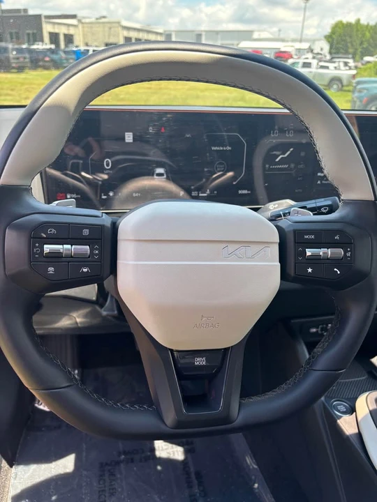 2025 Kia K4 - Image 10 of 12