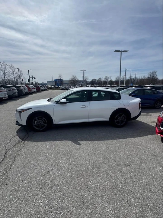 2025 Kia K4 - Image 3 of 15