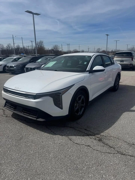 2025 Kia K4 - Image 2 of 15