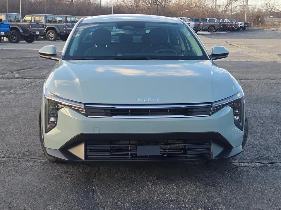 2025 Kia K4 - Image 3 of 19