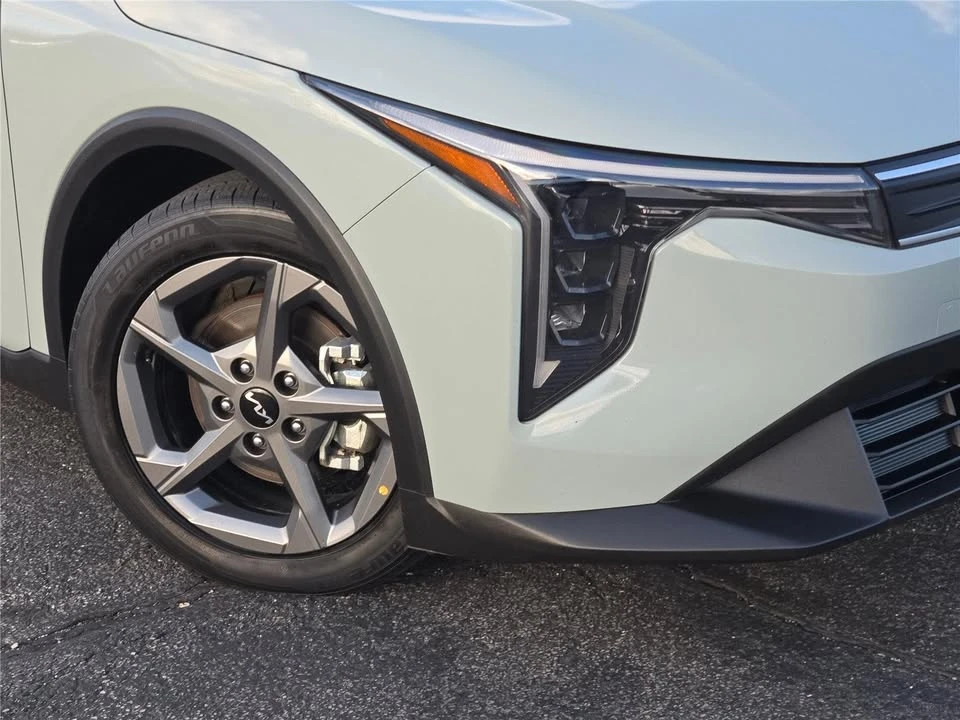 2025 Kia K4 - Image 2 of 19