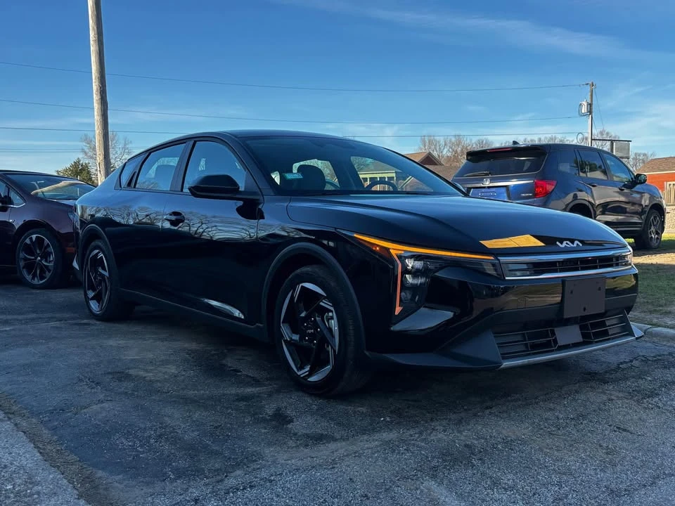 2025 Kia K4 - Image 2 of 19