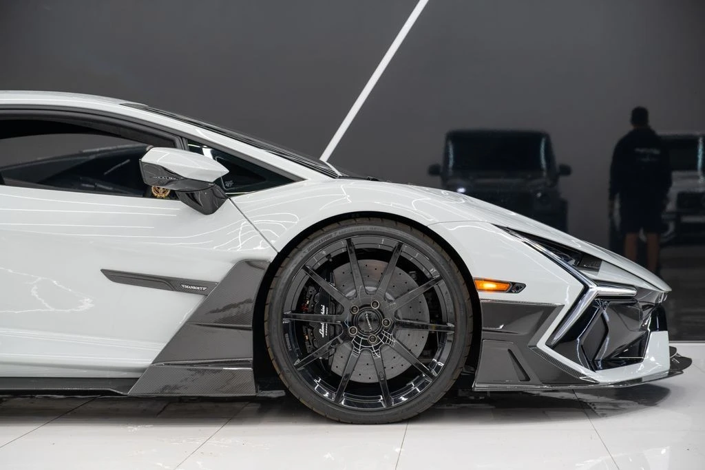 2025 Lamborghini Revuelto - Image 13 of 31