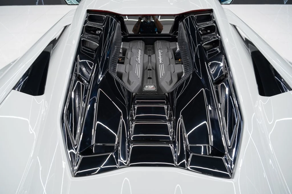 2025 Lamborghini Revuelto - Image 24 of 31
