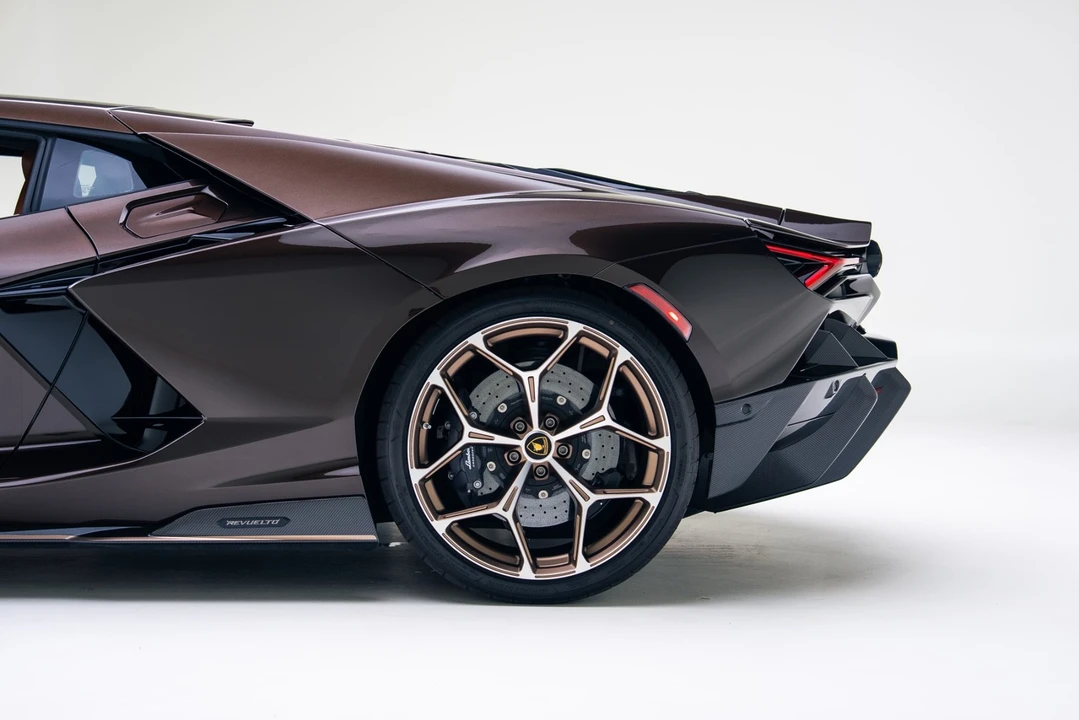 2025 Lamborghini Revuelto - Image 17 of 21