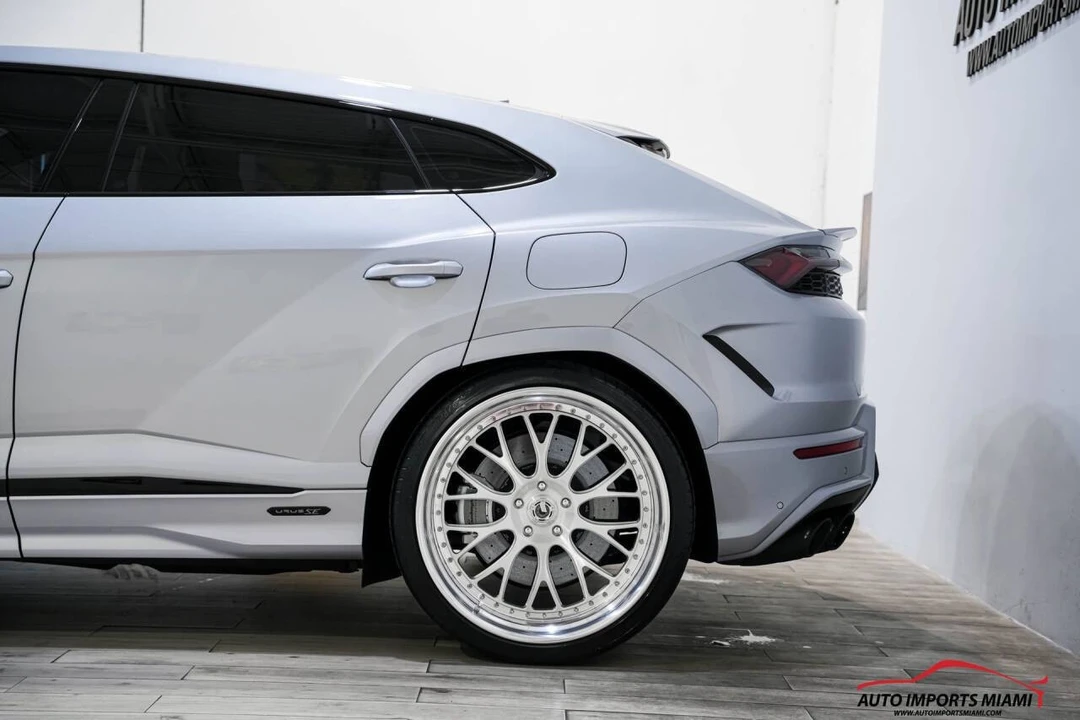 2025 Lamborghini Urus SE - Image 16 of 21