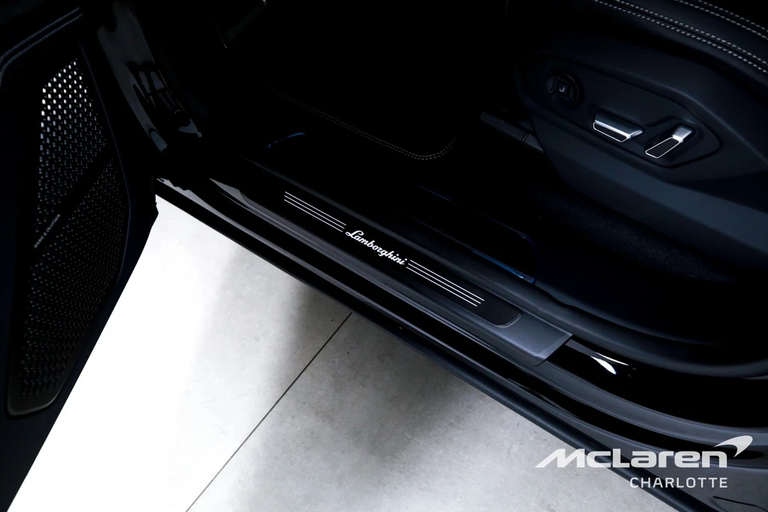 2025 Lamborghini Urus SE - Image 14 of 31
