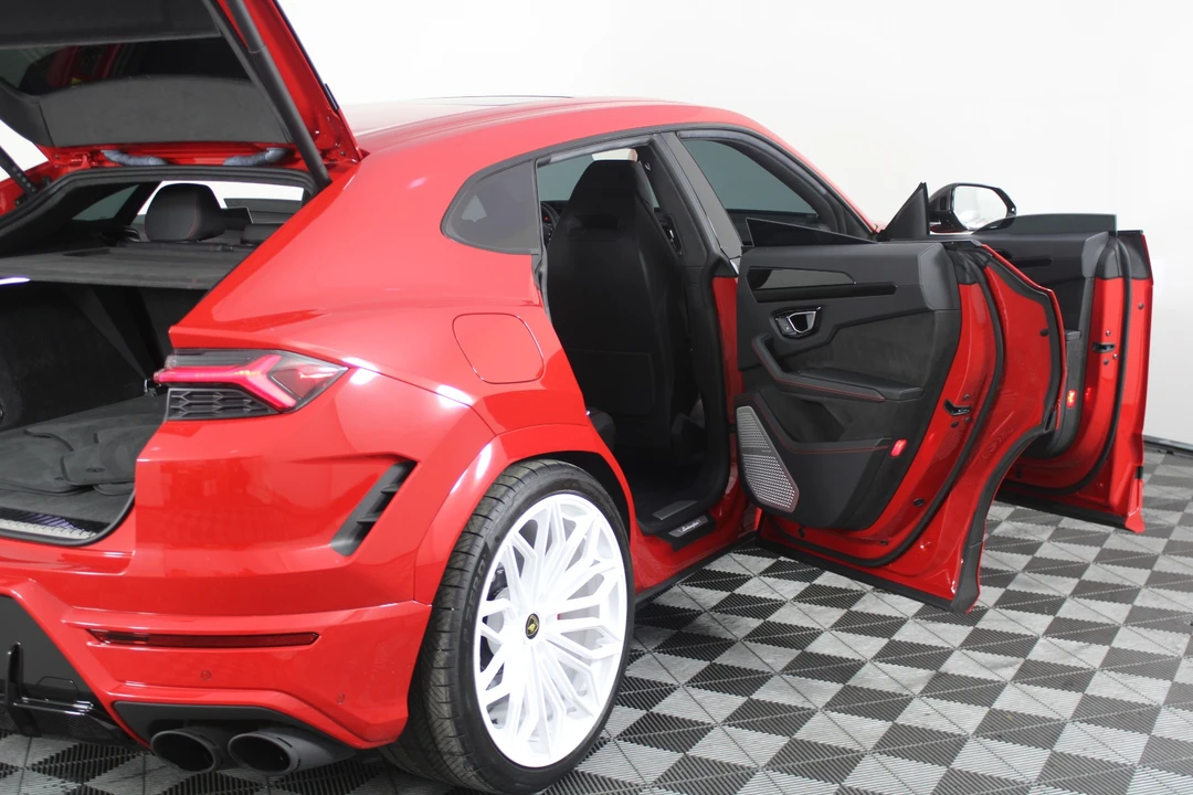 2025 Lamborghini Urus SE - Image 9 of 31