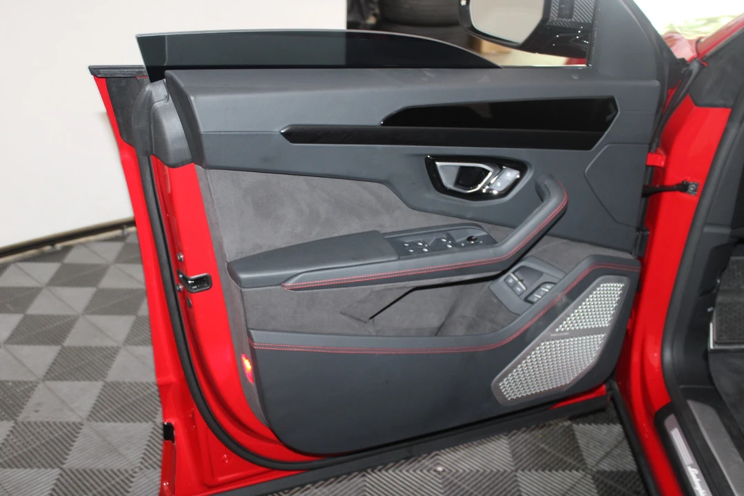 2025 Lamborghini Urus SE - Image 21 of 31