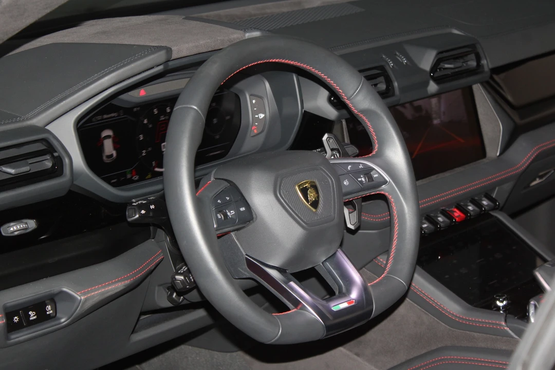 2025 Lamborghini Urus SE - Image 22 of 31