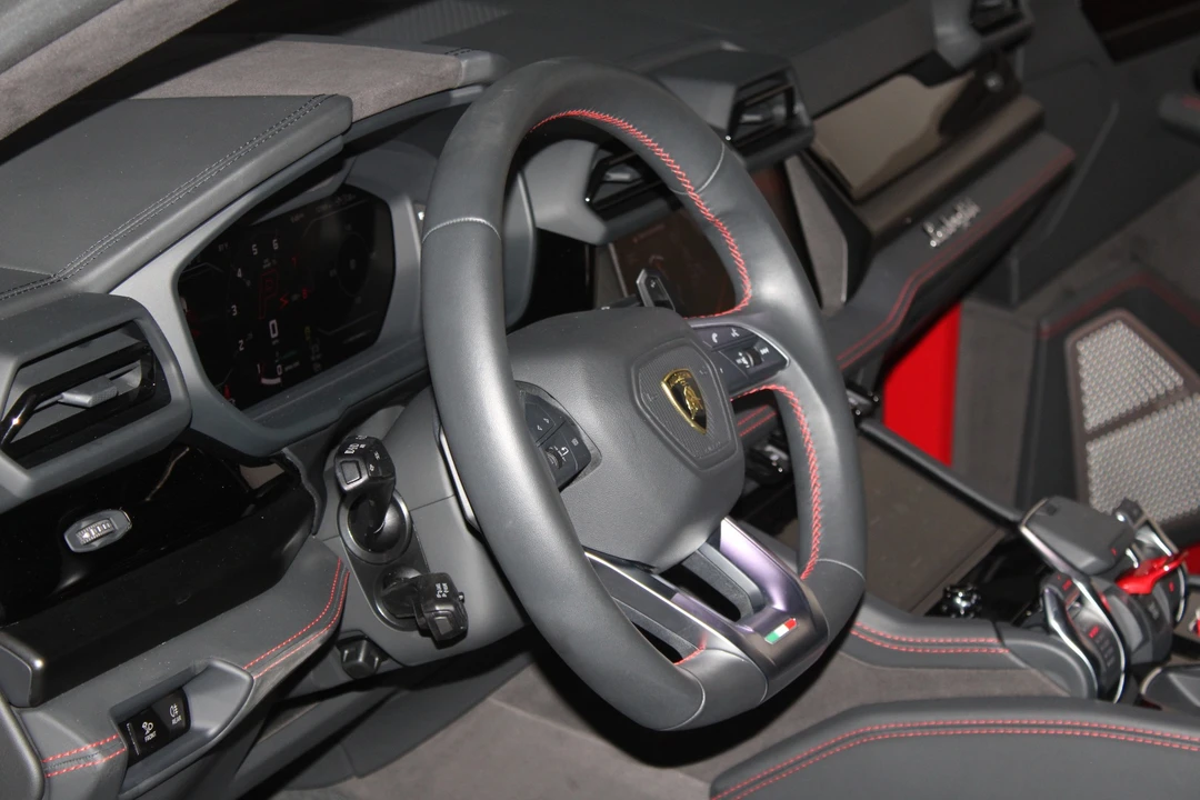 2025 Lamborghini Urus SE - Image 23 of 31