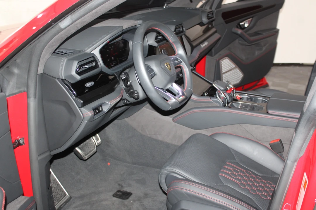 2025 Lamborghini Urus SE - Image 24 of 31