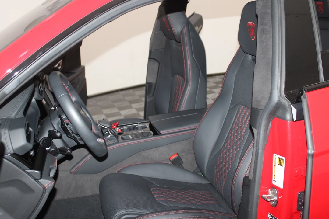 2025 Lamborghini Urus SE - Image 26 of 31