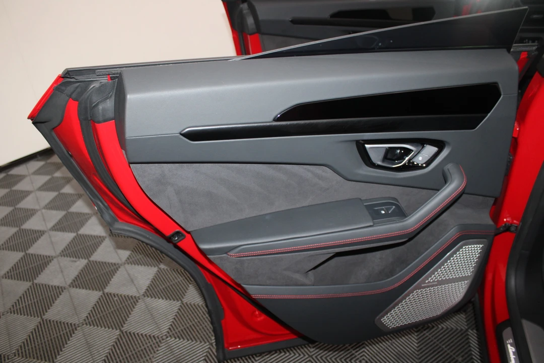 2025 Lamborghini Urus SE - Image 27 of 31