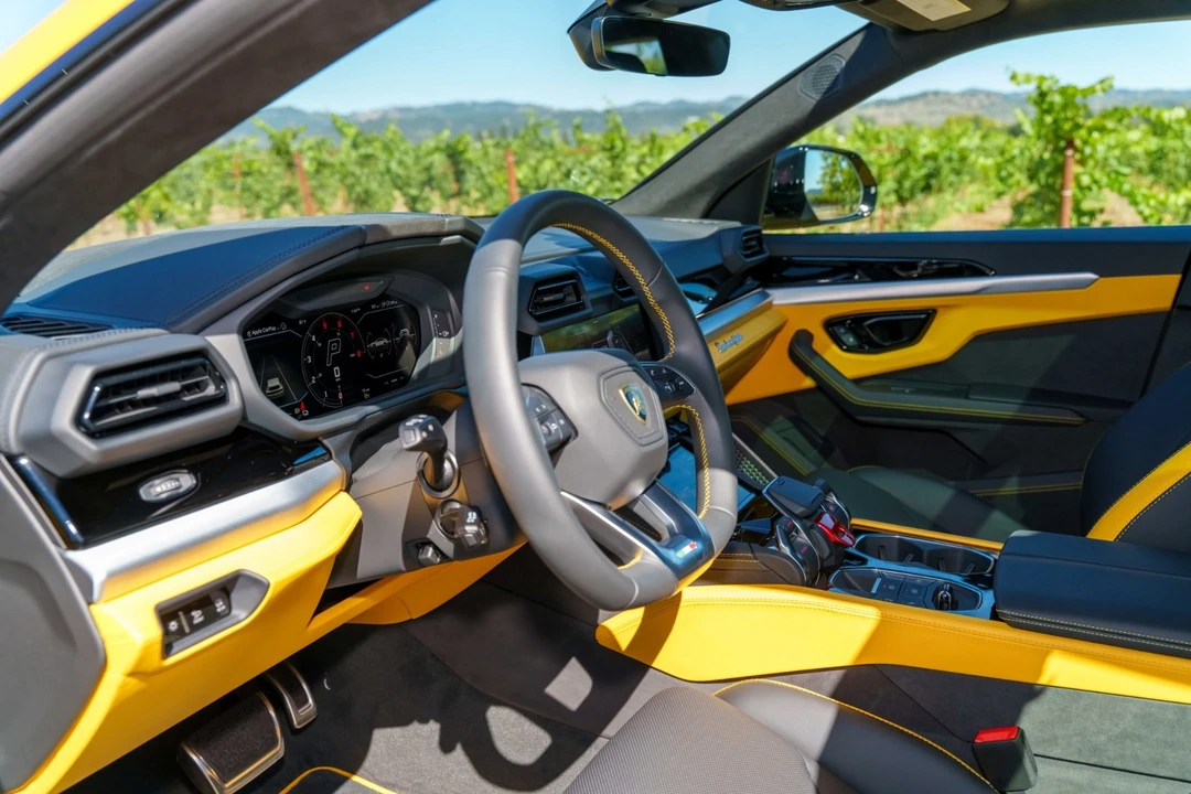 2025 Lamborghini Urus SE - Image 26 of 31