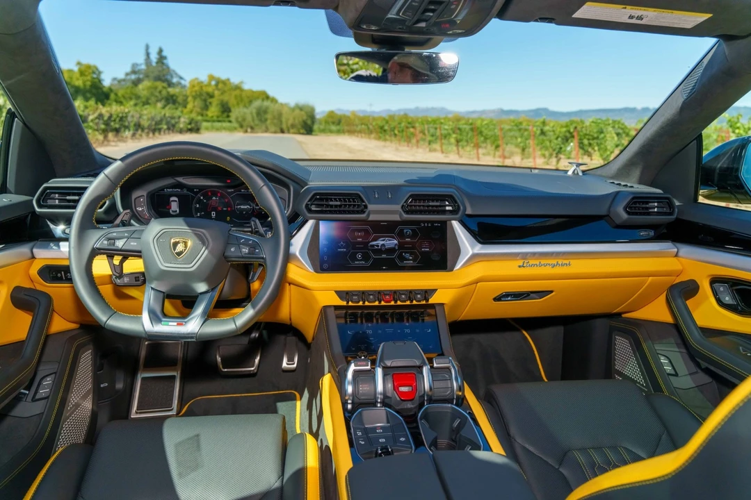 2025 Lamborghini Urus SE - Image 30 of 31