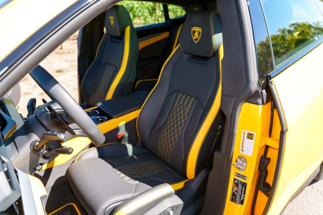 2025 Lamborghini Urus SE - Image 28 of 31