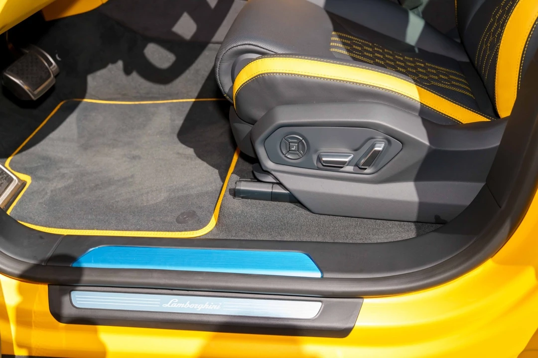 2025 Lamborghini Urus SE - Image 29 of 31