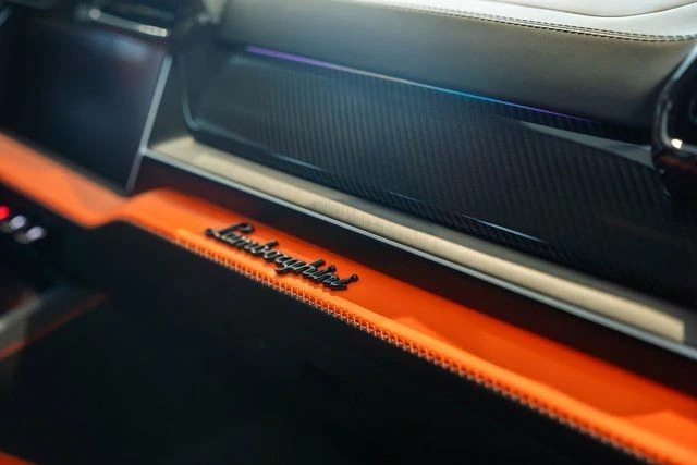 2025 Lamborghini Urus SE - Image 19 of 21
