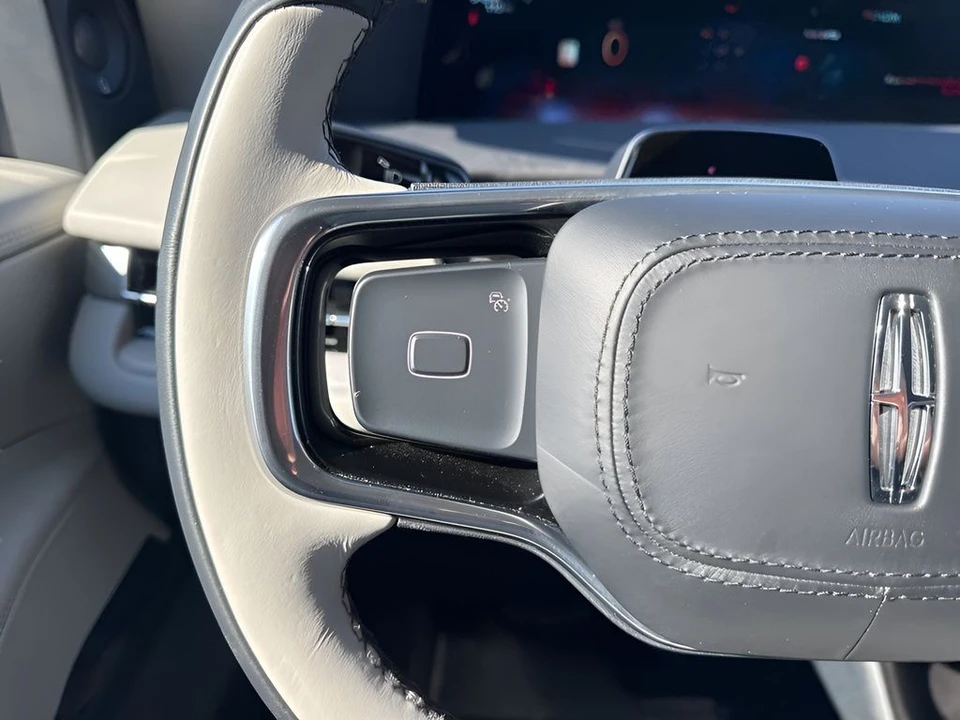 2025 Lincoln Navigator 4th Gen - Image 16 of 21