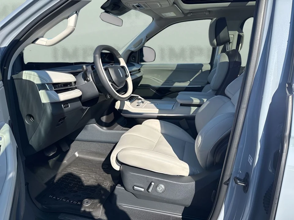 2025 Lincoln Navigator 4th Gen - Image 9 of 21