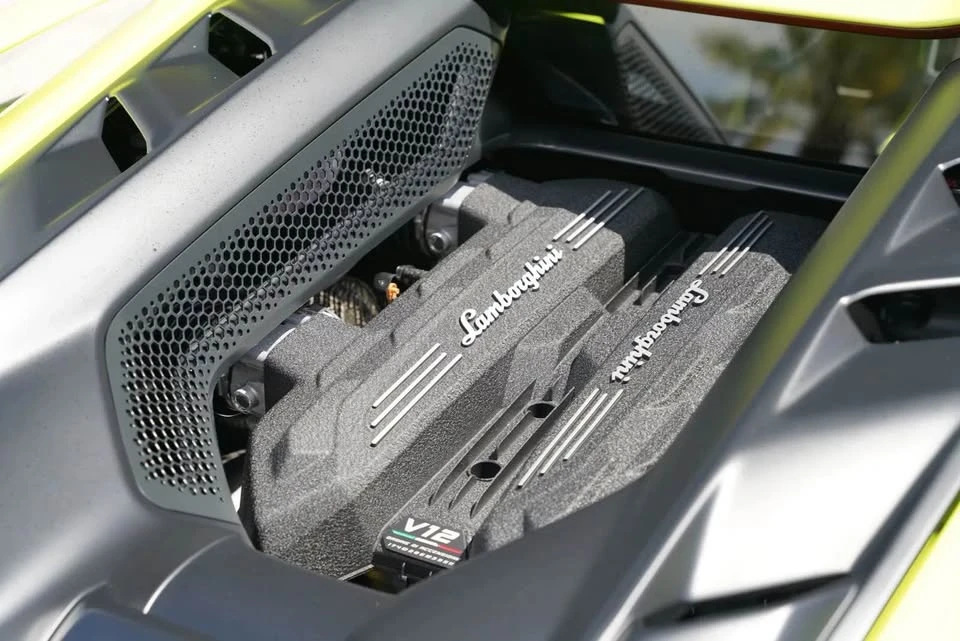 2025 Lamborghini Revuelto - Image 12 of 13