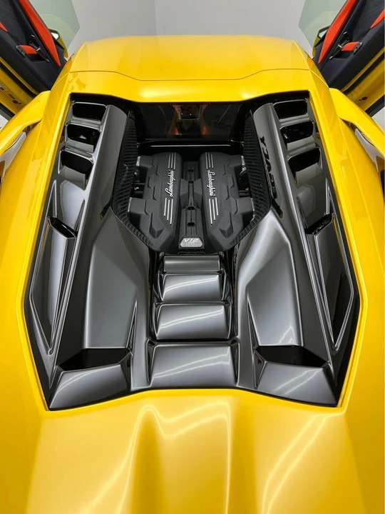 2025 Lamborghini Revuelto - Image 13 of 18
