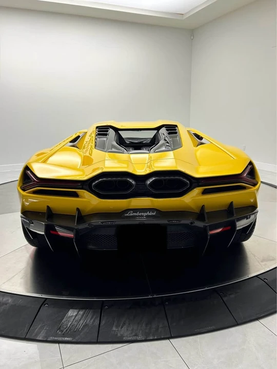 2025 Lamborghini Revuelto - Image 9 of 18