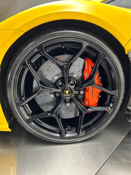 2025 Lamborghini Revuelto - Image 17 of 18