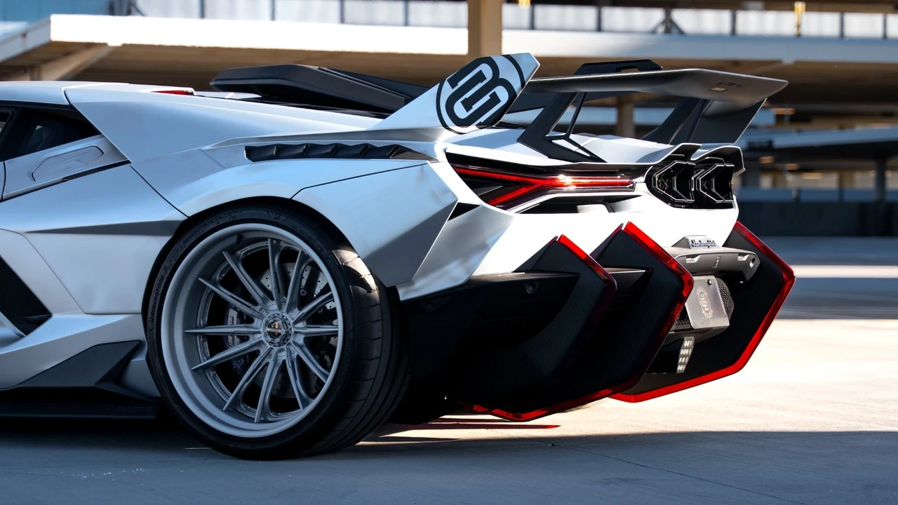2025 Lamborghini Revuelto - Image 30 of 31