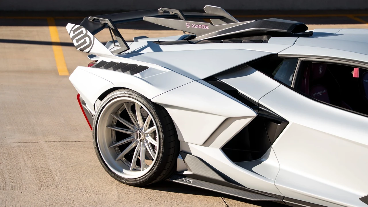 2025 Lamborghini Revuelto - Image 24 of 31