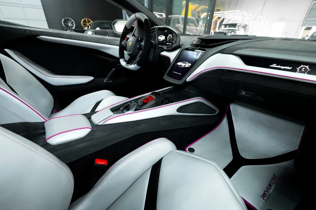 2025 Lamborghini Revuelto - Image 10 of 31