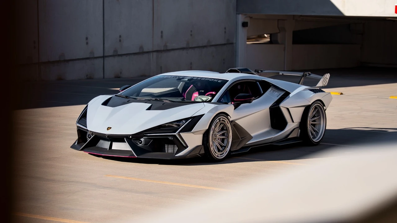 2025 Lamborghini Revuelto - Image 15 of 31
