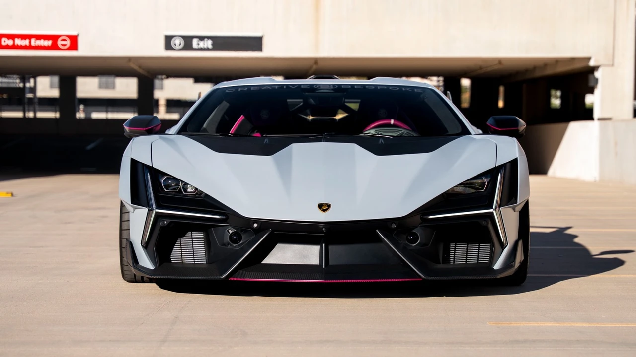 2025 Lamborghini Revuelto - Image 25 of 31