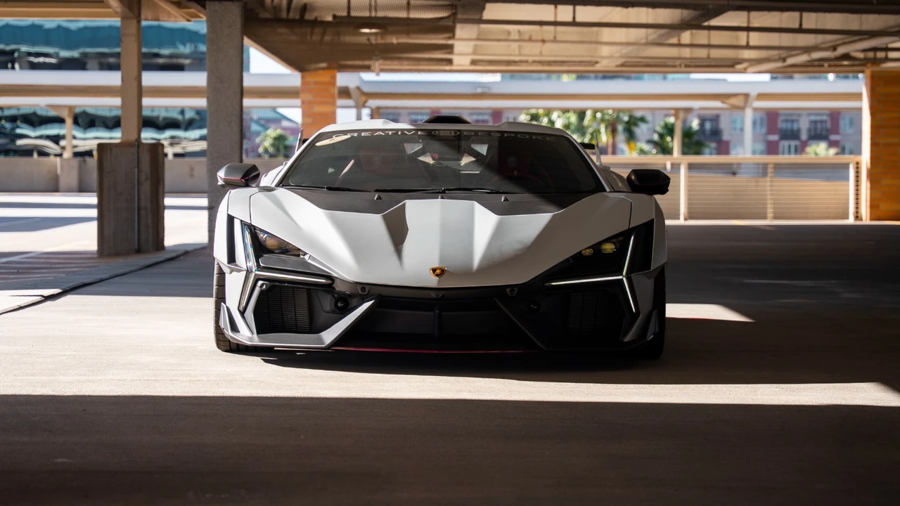 2025 Lamborghini Revuelto - Image 18 of 31