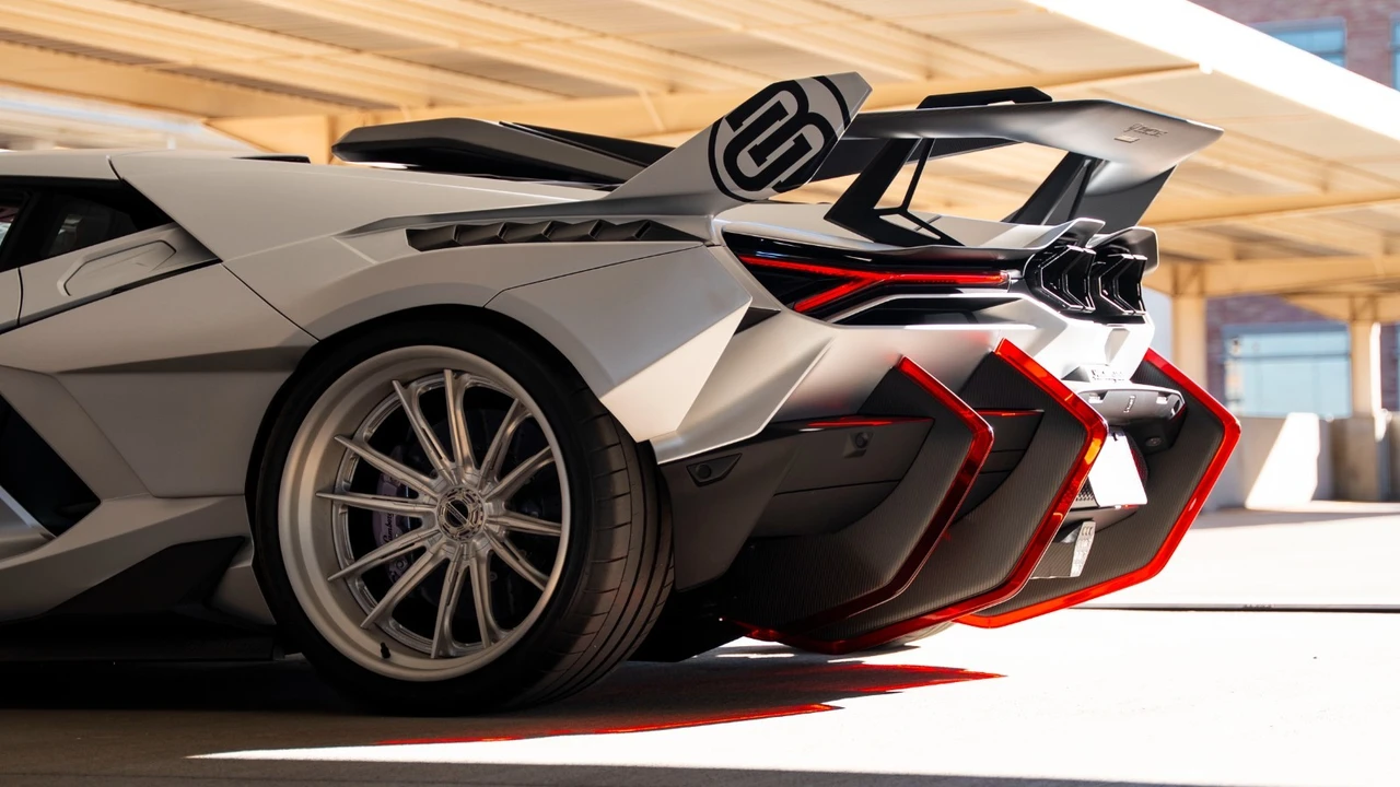 2025 Lamborghini Revuelto - Image 12 of 31