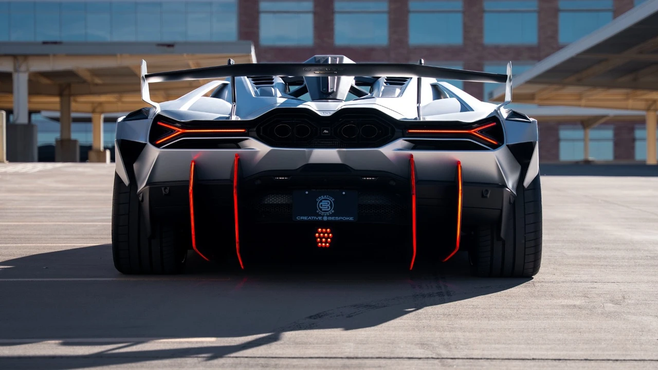 2025 Lamborghini Revuelto - Image 13 of 31