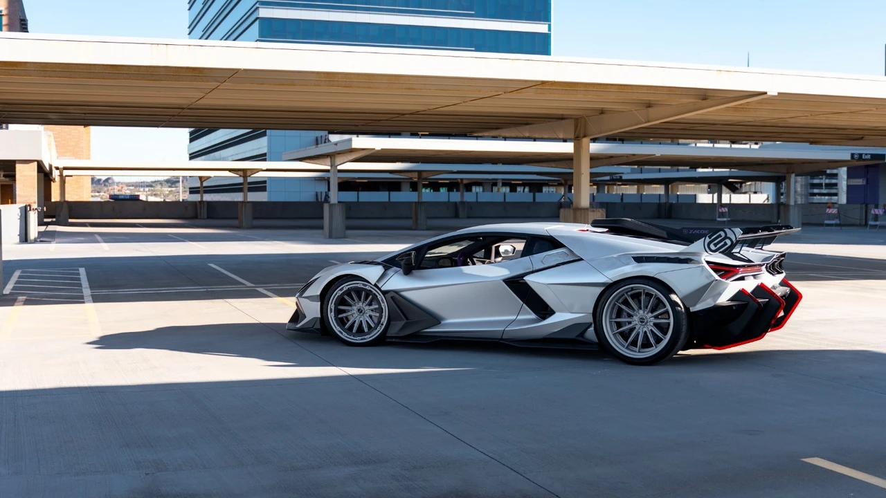 2025 Lamborghini Revuelto - Image 22 of 31