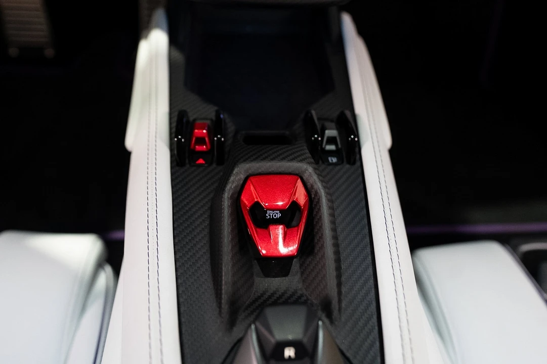 2025 Lamborghini Revuelto - Image 27 of 31